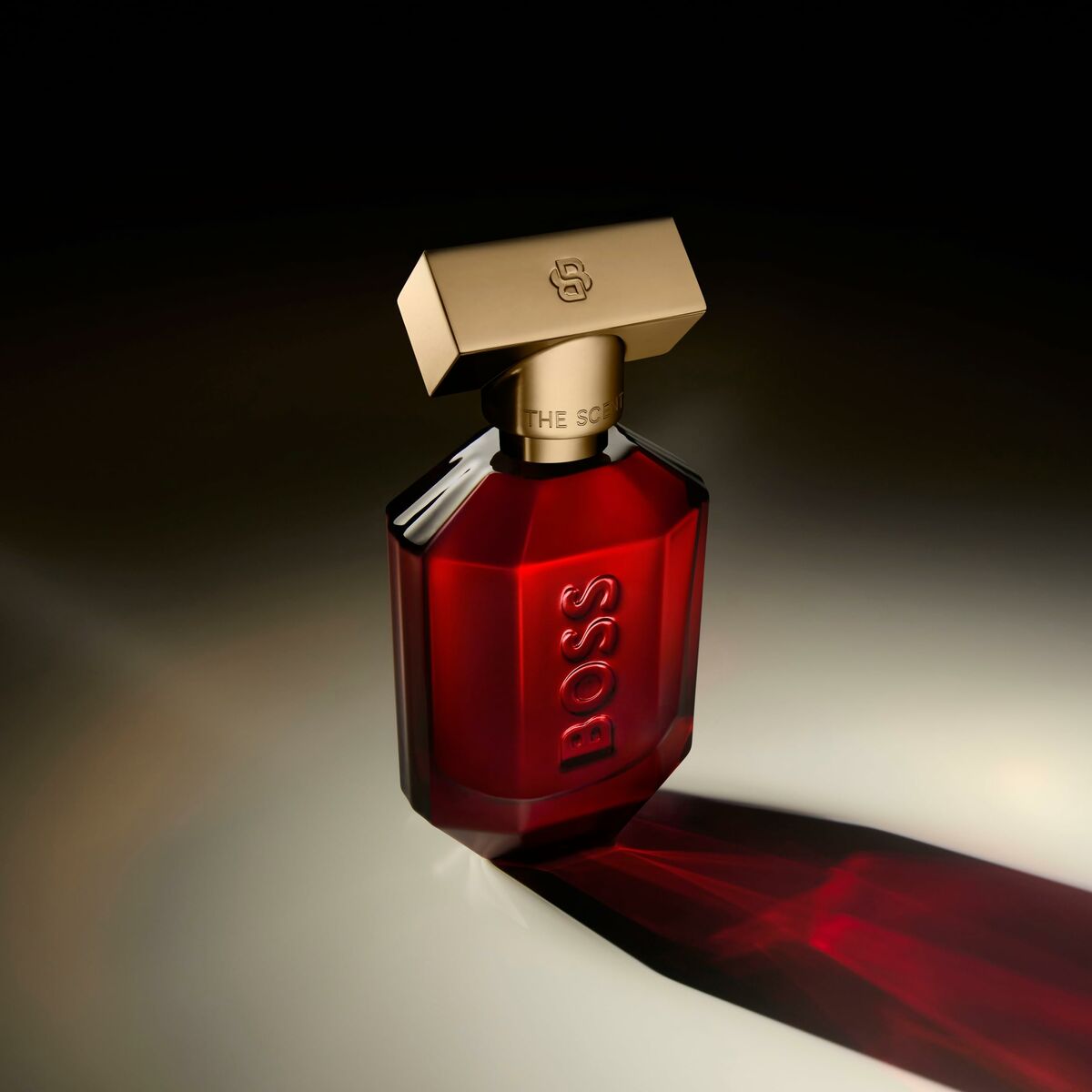 Bottled Parfum Unisexe Hugo Boss-boss The Scent Elixir 30 ml with elegant gold cap and red design.