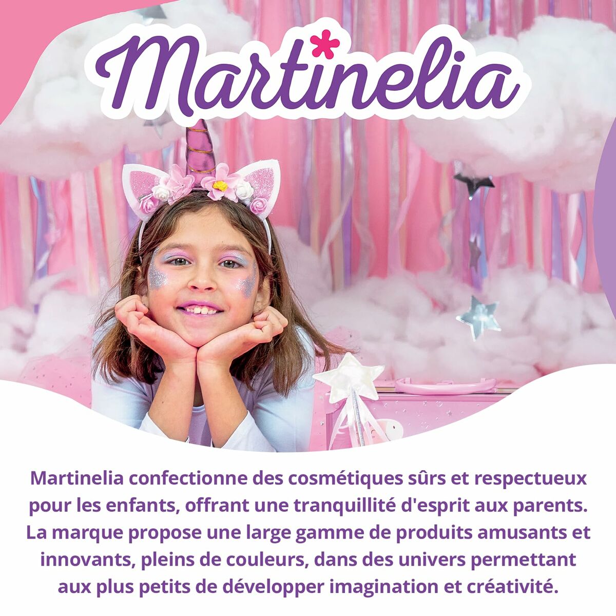 Enfant souriant portant des accessoires de maquillage Martinelia dans un décor coloré et féerique.